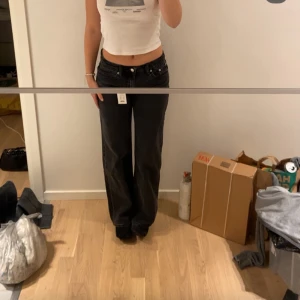 Low waisted jeans - Säljer ett par svarta jeans från lager 157 jeans med klassisk femficksdesign och raka, breda ben. Jeansen har låg midja och är tillverkade i slitstarkt denim. Perfekt för dig som gillar en avslappnad och trendig look. Low rider modell