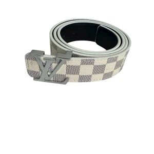 Louis Vuitton rutig skinnbälte - Snyggt rutig bälte från Louis Vuitton med klassisk LV-spänne i silver. Bältet är gjort av skinn och har en beige och grå färgkombination med det ikoniska rutmönstret. Perfekt accessoar för att lyfta din outfit med exklusiv känsla.Snyggt rutig bälte från Louis Vuitton med klassisk LV-spänne i silver. Bältet är gjort av skinn och har en beige och grå färgkombination med det ikoniska rutmönstret. Perfekt accessoar för att lyfta din outfit med exklusiv känsla.