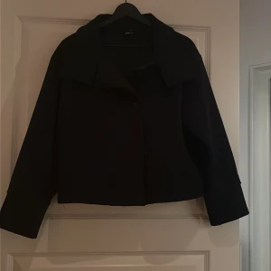 Mörkblå croppad kavaj från Gina  - Säljer min jättefina mörkblå jacka från Gina. Den är storlek XXS men skulle säga att den även passar XS. Funkar perfekt nu i höst och vinter. Skriv om fler bilder💕