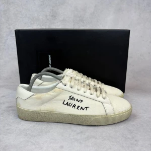 Saint Laurent court classic sneaker - – Condition: 8/10  – What is included: Box, dustbag and Saint Laurent card  – Retail price: Over 700 euro