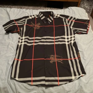 Svart polo med kortärmad skjorta - Svart polo skjorta med knappar 