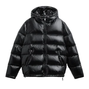 Svart pufferjacka från Fiveleafs,storlek s men passar mer xs - Snygg svart pufferjacka från Fiveleafs med glansig finish och huva. Jackan har dragkedja framtill, två fickor och breda quiltade sektioner som ger en riktigt fet look. Perfekt för kalla dagar när du vill hålla stilen.