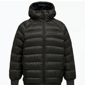 Peak Performance Tomic Insulated Hood Jacket Medium - Jacka i nyskick, har oanvänt den två gånger. Fick för mig att köpa både en svart och en grön men använder bara den svarta. Otroligt skön jacka med helt grym passform om man är ca 180 cm lång.