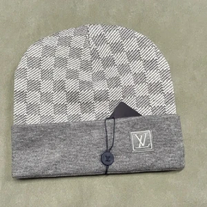 Grå rutig mössa - Snygg grå rutig mössa .