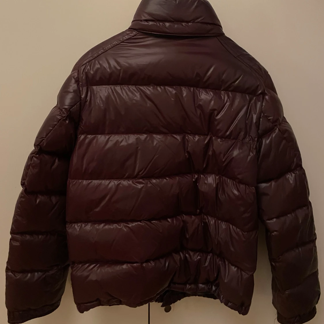 Mörkröd pufferjacka från Moncler - 2