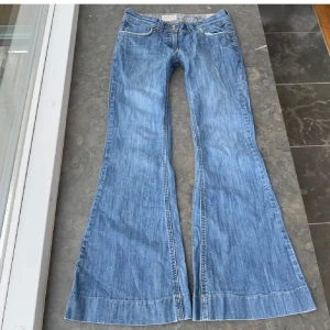 Lågmidjade jeans - Såå snygga lågmidjade bootcut jeans!🌟 Säljer då jag inte använder då så mycket. Midjemått: 39cm Midjehöjd: 18cm Inerben slängd: 78cm Obs! Inte mina bilder 