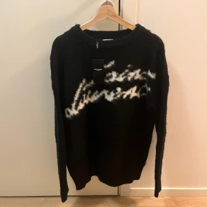 Stickad Saint Laurent tröja  - Skön stickad tröja från saint Laurent i storlek S, passar något större. Helt oanvänd så självklart nyskick. Mitt pris endast 795 då jag snabbt vill bli av med den. Kom privat för fler frågor✅