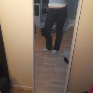 Mörkblå bootcut yoga pants - Snygga mörkblå jeans med bootcut passform och låg midja. Perfekta för dig som gillar en klassisk siluett med lite utsvängda ben. Jeansen har en enkel design utan synliga detaljer och passar till många olika stilar. Använda 2 gånger