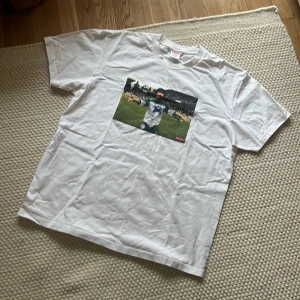 Supreme vit t-shirt Maradona XL - Snygg T-shirt storlek XL, använd två gånger! DU VET VARFÖR DEN ÄR BILLIG!