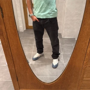 Replay jeans  - Ett par riktigt snygga byxor från Replay i storlek W33 L32 i modellen Anbbas 