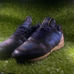 Valentino Garvani Rockrunners - Valentino Garvani Rockrunners i mörkblå färg i storlek 40 (passar 41). 7/10 skick ingen låda. Har lite slit i skorna. Hör av er om frågor eller bilder.