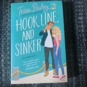 Hook, Line, and Sinker - En charmig och rolig roman med modern känsla, perfekt för dig som gillar Netflix-komedier och vill ha en lättläst bok om vänskap, kärlek och att hitta sig själv. Färgglad omslag och ungdomlig ton gör den extra attraktiv för unga vuxna.