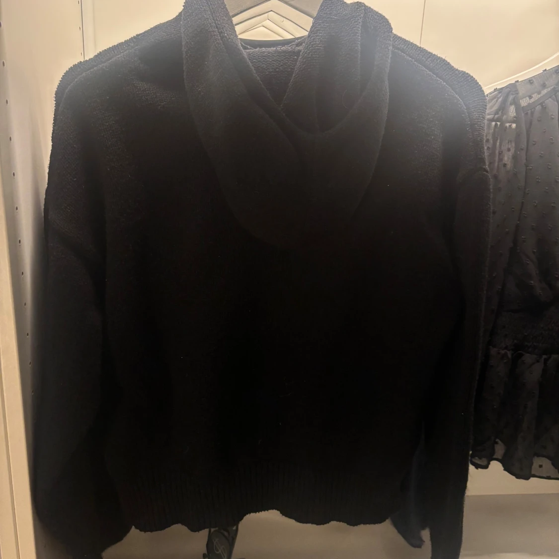 Svart stickad hoodie från Zara - 1