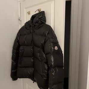 Mobiler giubbotto jacka  - Moncler jacka i väldigt bra skick , inga skador eller defekter . Storlek 3 som motsvarar Medium 