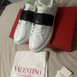 Nya**! Valentino Open Svart 43 😎42 ;D - Valentino Open Rockstud i Svart storlek 43 EU.   Aldrig använda. ~😊   Passar dig med 41-43 storlek.  Skriv om du har storlek 42…   Bara vita lådan!   Skriv vid frågor eller funderingar!! Först till kvarn förstås 😎;D (skriv till mig baraa…)
