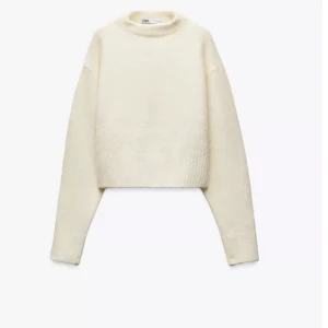 Vit/beige croppad stickad tröja från Zara - Supermjuk och croppad stickad tröja från Zara i vit/beige färg. Den har korta slits på sidan vid midjan 