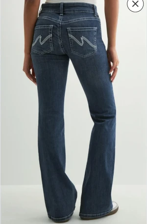 NELLY stitch jeans💗 - Säljer mina Nelly jeans då de inte kommer till användning längre. De är jätte sköna och i bra skick. Nån liten slitning längst nere men inget som syns när man använder de💗💗pris kan diskuteras vid snabb affär och kan skicka bilder privat