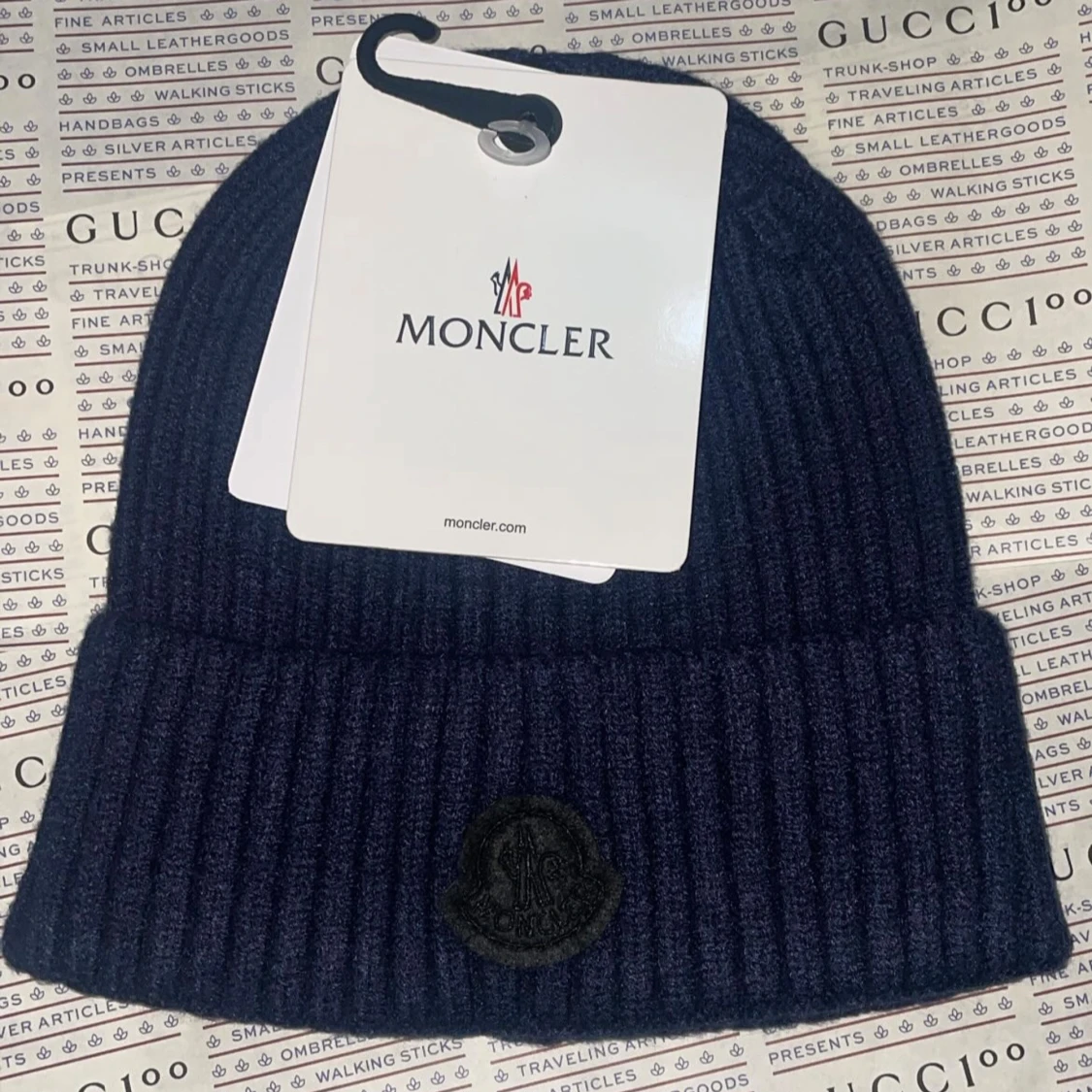 Moncler mörkblå black patch mössa