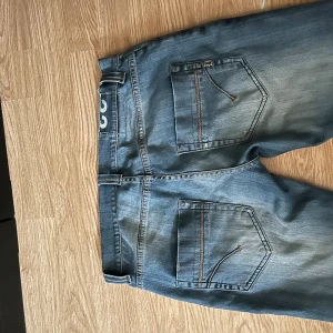 Blå jeans från dondup , storlek 33 - Tja, säljer nu mina blå dundup jeans, anledningen till att jag säljer dom är för att de är lite för stora för mig😁byxorna är i ett bra skick 8/10. Priser är inget hugget i sten. Skriv vid minsta fråga!😍