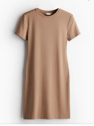 Beige t-shirtklänning - Jätte simpel men väldigt snygg klänning som sitter helt otroligt🤝storlek xs