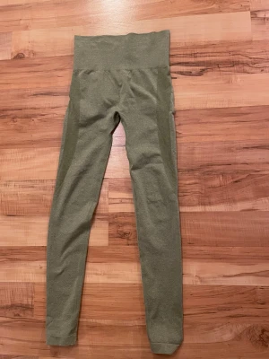 Olivgröna leggings - Snygga olivgröna träning leggings.