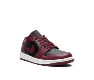 Nike Jordan 1 Low vinröd/svart - Snygga Nike Jordan 1 Low sneakers i vinrött och svart med grå detaljer. Skon har klassisk snörning, rund tå och platt vit sula. Tillverkad i skinn med perforerad tåbox för extra ventilation. Perfekt för dig som gillar streetstyle och vill sticka ut.