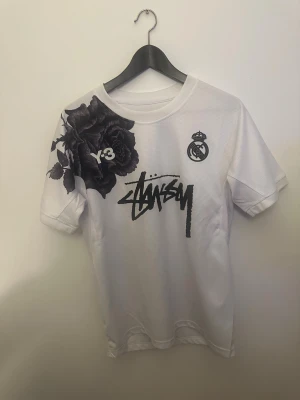 Vit Real Madrid x Y-3 x Stüssy fotbollströja - Säljer för jag ej använder den, den sitter oversized och samarbete mellan Y-3, Stüssy och Real Madrid.