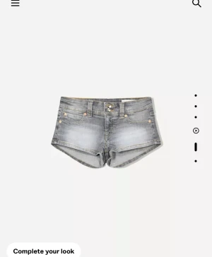 Grå denimshorts med låg midja - Snygga grå jeansshorts i klassisk femficksmodell med låg midja och knappstängning. Aldrig använda. Nypris 300. Passar mig som oftast har w24.