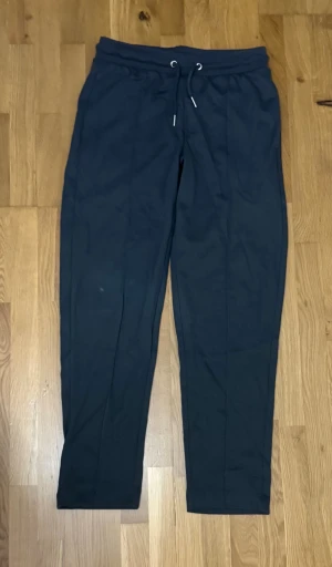 Finbyxor  - Riktigt stiliga byxor som sitter väldigt bekvämt. 