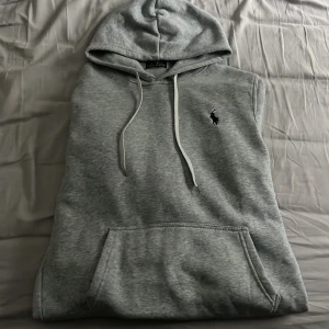 Ralph lauren hoodie :Grå - En stilren grå Ralph lauren hoodie i bra skick, Säljer pågrund av att den inte passar. Inga fläckar eller skador på tröjan. Använd max 5-10 gånger