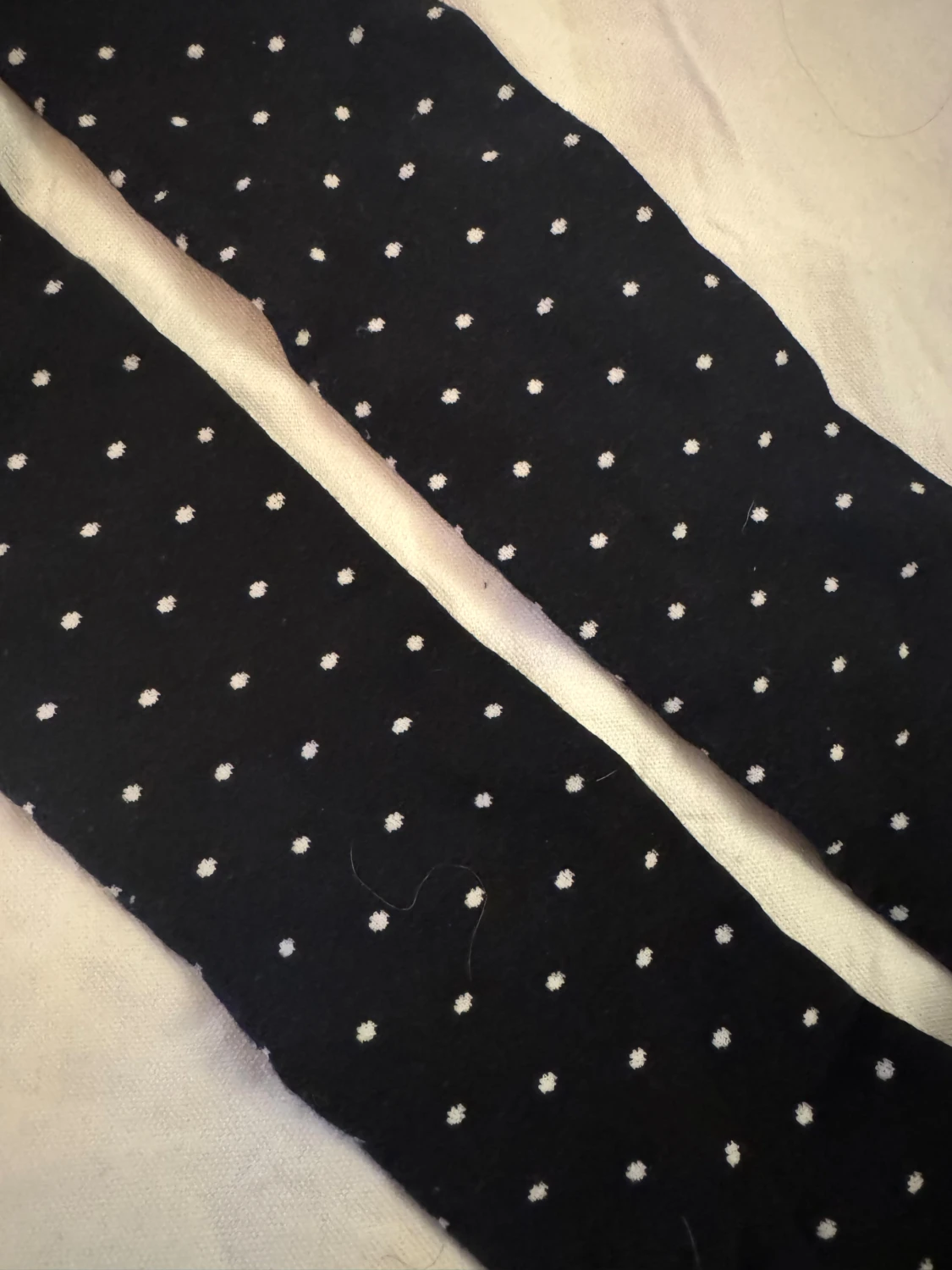 Svarta knästrumpor med vita prickar - 1