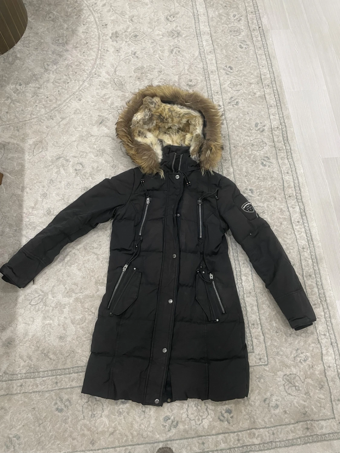 Svart Rockandblue dunjacka med äkta päls