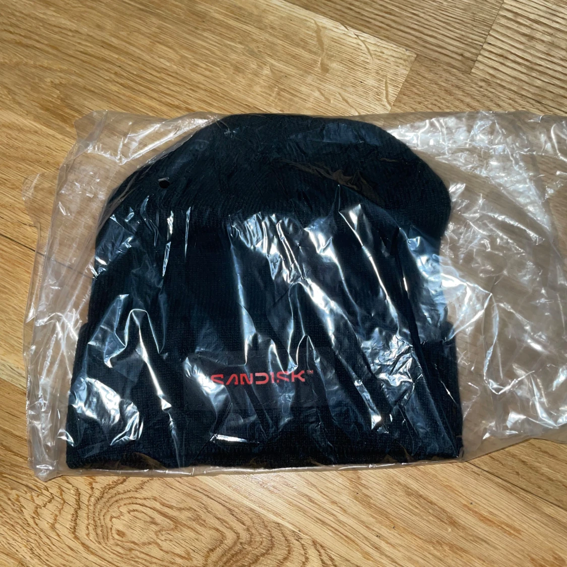 Svart stickad mössa från SanDisk - 1