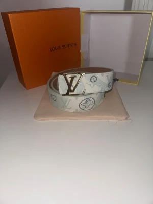 Bälte som kommer med en liten box - Dm för övriga frågor och bilder!