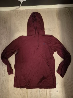 Vinröd hoodie från Ralph Lauren - Säljer en vinröd hoodie från Polo Ralph Lauren med blå broderad logga på bröstet. 
