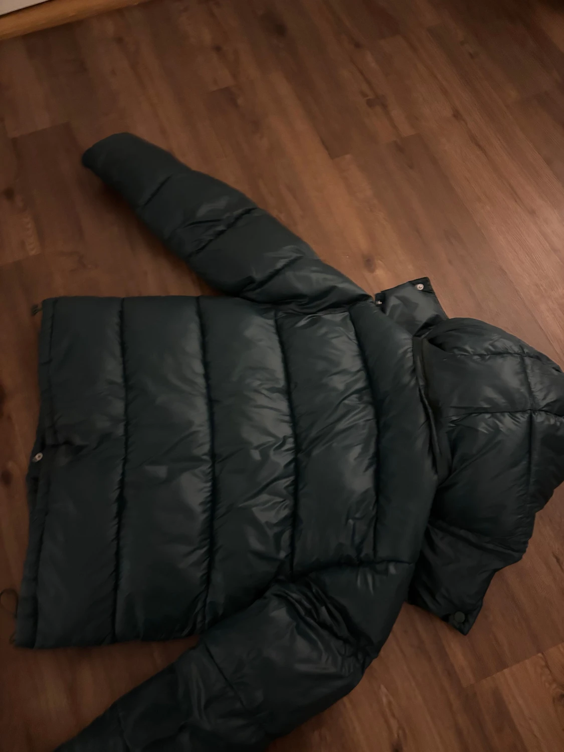 Mörkgrön pufferjacka med huva - 2