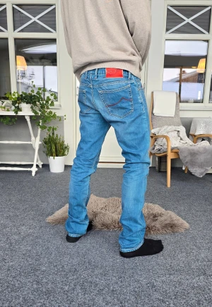 Jacob Cohën jeans - Snygga Jacob Cohën jeans i storlek 31.. Det är modellen: Style 688 COMFORT. Midjemått: 40,5 cm, Ytterlängd: 110 cm. Skriv om du undrar något! 😁