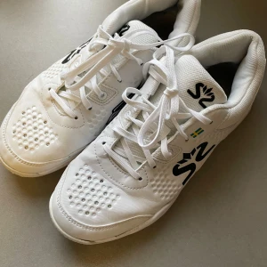 Vita inomhusskor från Salming - Inomhusträningssko. Bra grepp så passar för handboll innebandy tennis Innemått 24,3