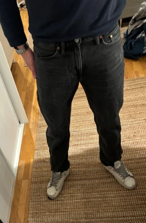 Denim &s svarta jeans straight fit - Svarta Denim &s jeans med klassisk design. Jeansen har en knappgylf och subtilt tvättad finish. Passformen är straight och materialet är robust denim i bomull. Jeansen är knappt använda och är därför i nyskick! Tveka inte om du har någon fråga eller ett prisförslag!