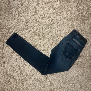 Replay anbass jeans med slitningar slim fit herr w29 - Replay anbass jeans med riktig snygga slitningar och en slim passform. Mycket bra skick, inga märkvärdiga defekter, strlk w29. Postas antigen samma dag som köp eller dagen därpå🙌💯