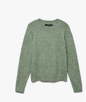 Grön stickad tröja från Vero Moda  - Mysig grön stickad tröja från Vero Moda  med rund hals och ribbade muddar vid ärmslut och nederkant. Perfekt för att hålla värmen under kyliga dagar. Enkel och stilren design som funkar till många olika outfits.