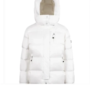 Down jacket winter - Womens - Säljer en riktigt fet pufferjacka med stor huva och dragkedja framtill. Jackan finns i vitt, svart och mörkbrunt och har en clean, quiltad look med praktiska fickor och hög krage. Perfekt för kalla dagar när du vill hålla stilen och värmen.