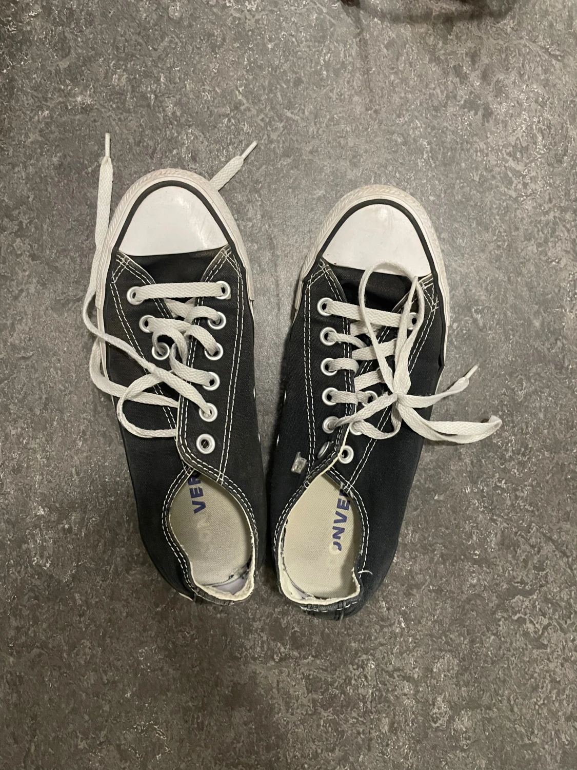 Svarta Converse sneakers med vit sula