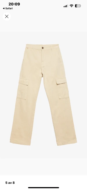 Beige cargobyxor  från Stradivarius  - Snygga beige cargopants från stradivarius i storlek 40. Byxorna har medelhögmidja, raka ben och stora fickor på sidorna. Aldrig använda! Nypris 240kr men säljer för 50kr!!🩷Kom privat  för fler bilder eller om du har frågor🩷
