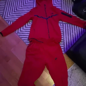 Röd nike tech fleece - Riktigt nice tech fleece, som jag ej använder längre och passar någon annan bättre:)