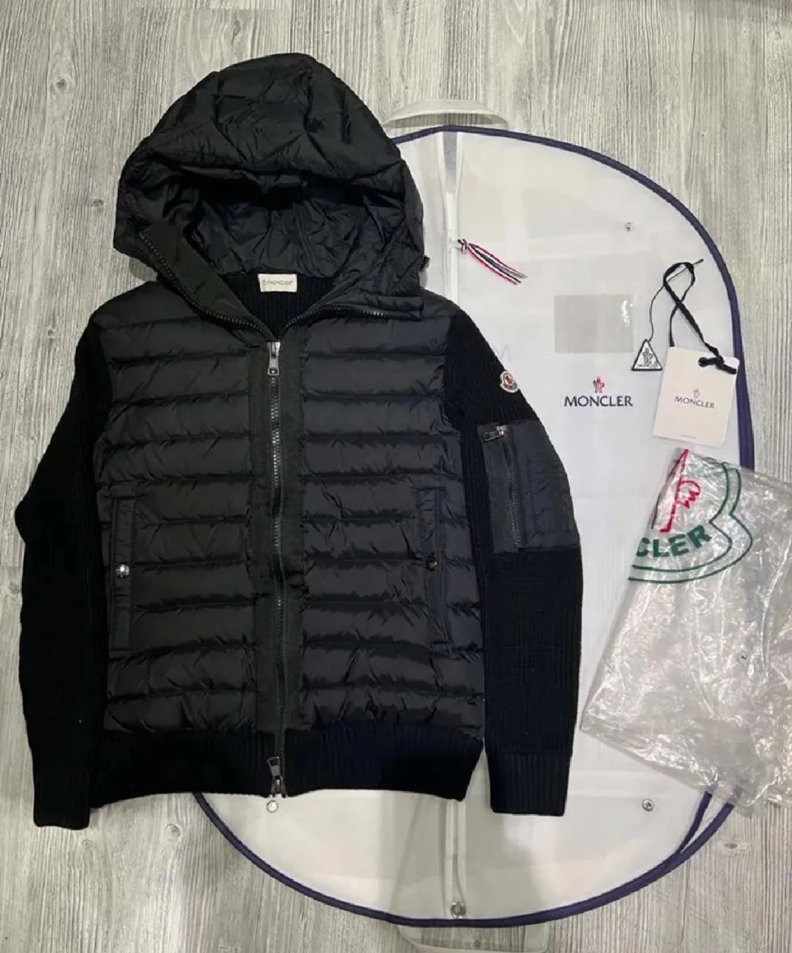 Svart Moncler cardigan med huva