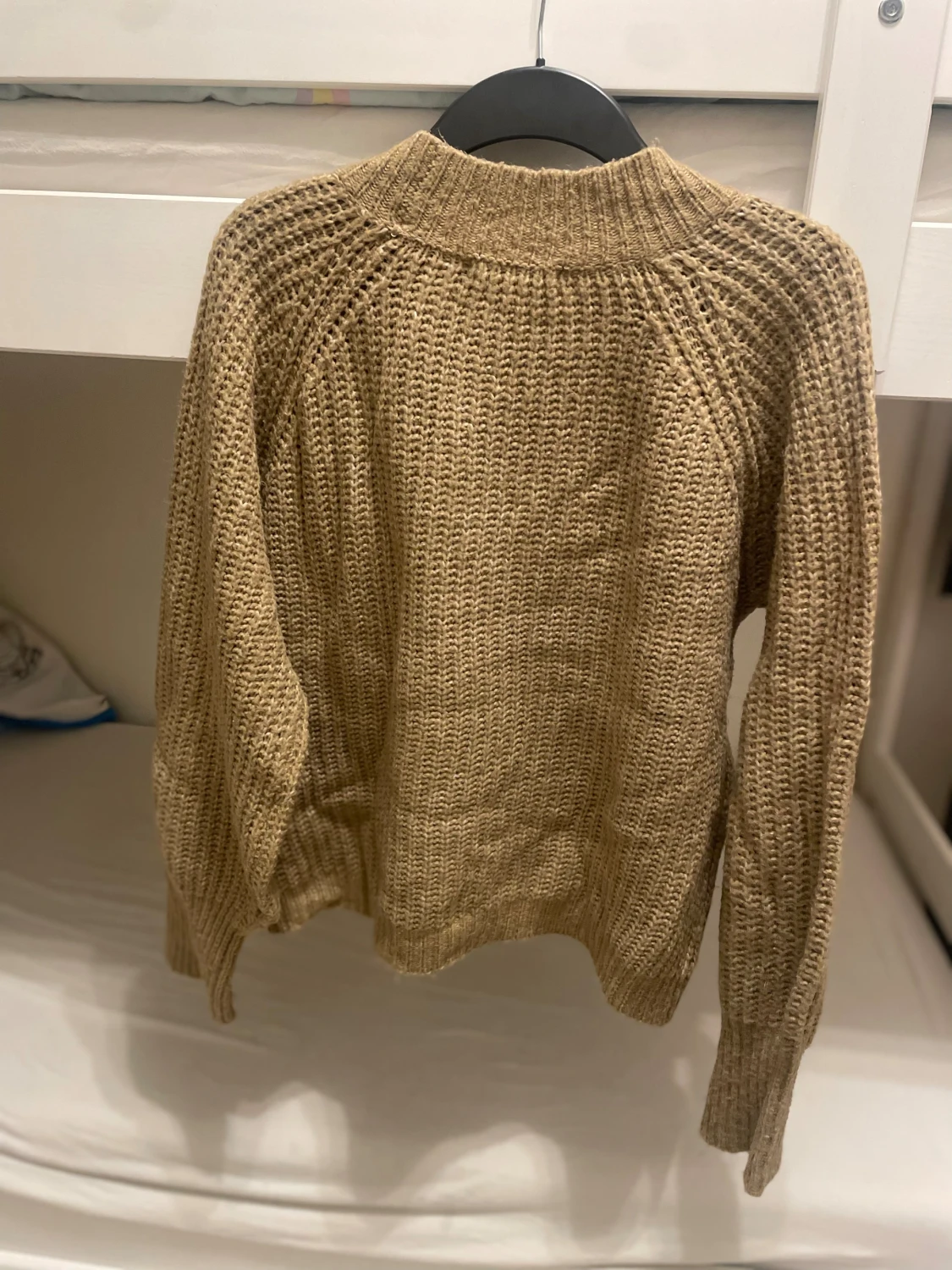 Beige stickad tröja från 157 - 2