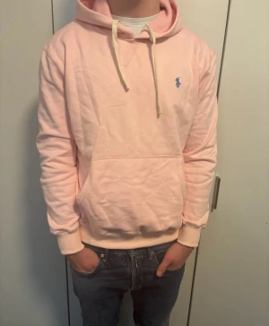 Ralph Lauren hoodie - Snygg ljusrosa hoodie från Ralph Lauren | Skick: 9/10 | Storlek: S | Det är bara att slå en pling om ni undrar något 😊