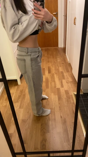 Ljusgrå jeans från Perfect Jeans - Säljer ett par ljusgrå jeans från  Gina Tricot  i storlek 38. Modellen har raka ben, klassisk femficksdesign och normal passform. Jeansen är midwaist och baggy. köpta för 500kr