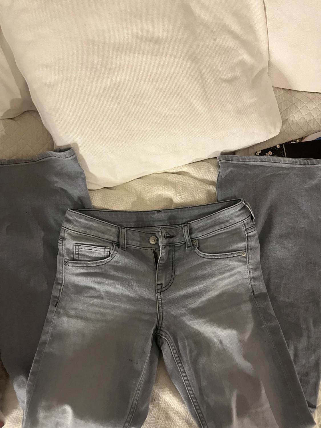 Grå bootcut low waist